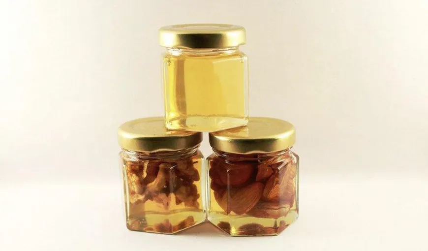 Scapă de acnee, colesterolul mărit sau nodulii tiroidieni cu amestecul din miere şi nuci