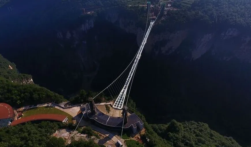 Cel mai lung pod de sticlă din lume, ÎNCHIS, la scurt timp după ce a fost inaugurat în China. MOTIVUL