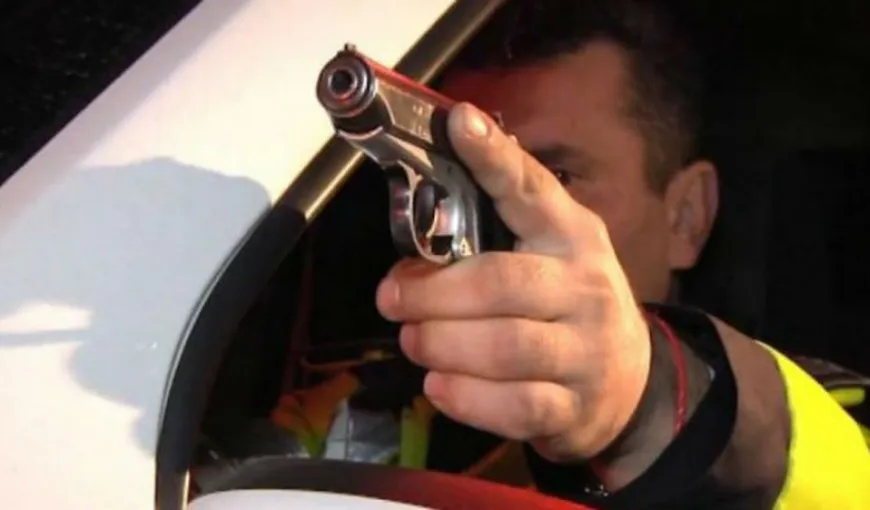 Scandal cu focuri de armă în Ploieşti. Un poliţist de la rutieră a folosit pistolul pentru a-i reţine pe cei care l-au bătut