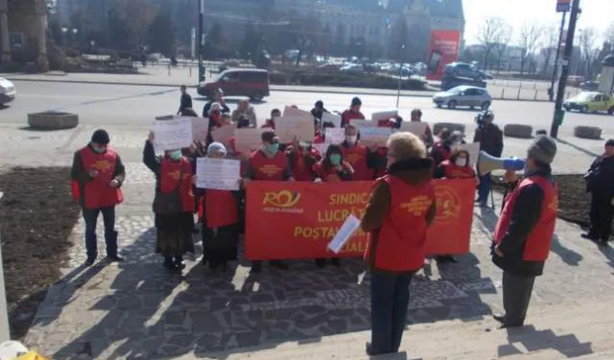 Angajaţii Poştei Române au protestat în mai multe oraşe din ţară şi au ameninţat cu încetarea lucrului la începutul lunii noiembrie