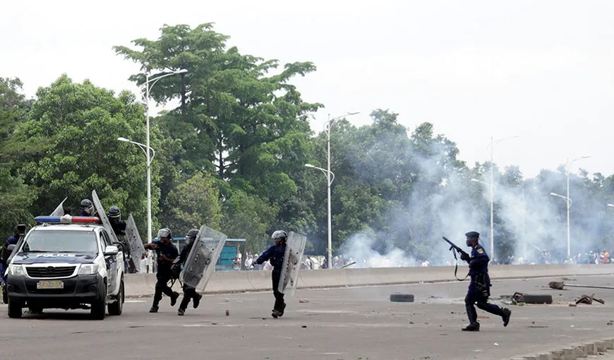 Proteste sângeroase în Congo: Un poliţist a fost ARS de VIU şi cel puţin 50 de persoane au fost ucise