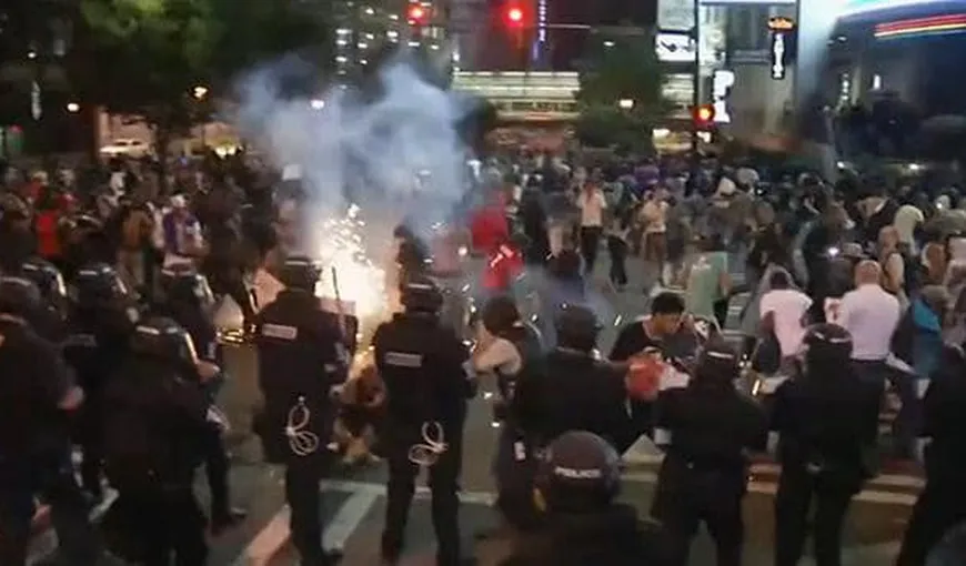 Violenţe în SUA: Poliţia a folosit gaze lacrimogene asupra manifestanţilor din Charlotte. Stare de urgenţă şi circulaţie interzisă