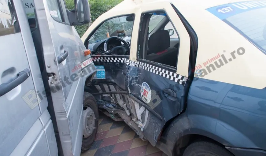 ACCIDENT în Bistriţa. Un microbuz a intrat într-un taximetru. O persoană a fost rănită grav
