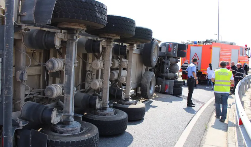 ACCIDENT pe Autostrada A1 Bucureşti-Piteşti, sâmbătă dimineaţă. Un TIR s-a răsturnat pe autostradă