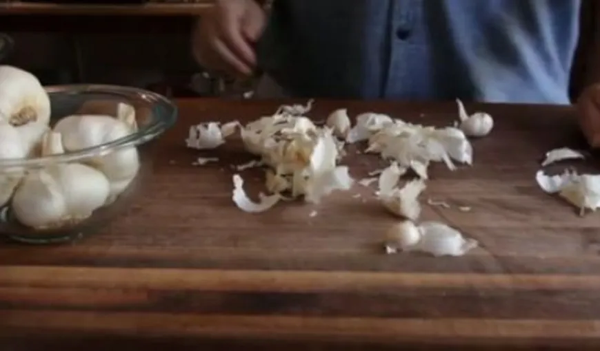 Cum să cureţi usturoiul în doar 20 de secunde VIDEO