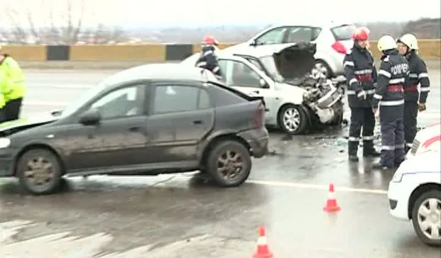Un adolescent de 16 ani a murit după ce s-a urcat la volanul unei maşini şi a intrat într-un stâlp de beton