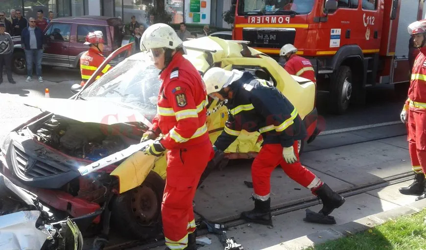 Accident GRAV în centrul oraşului Craiova: trei persoane au ajuns la spital