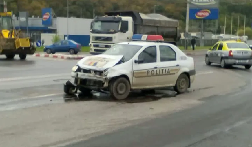 Poliţişti răniţi după ce un şofer fără permis a intrat în maşina lor, încercând să scape. Bărbatul care a provocat accidentul a fugit