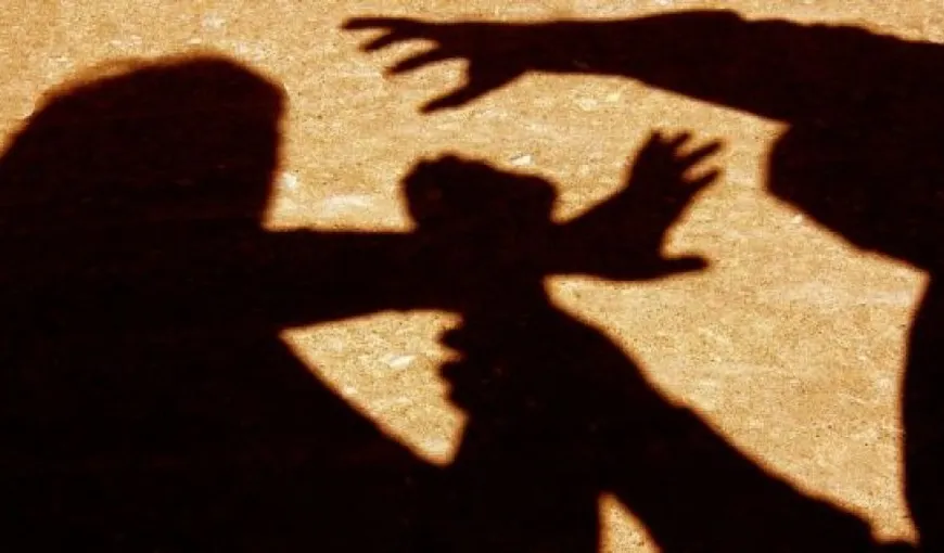 O elevă de la un liceu din Ploieşti a fost agresată pe stradă de către părinţii unei colege