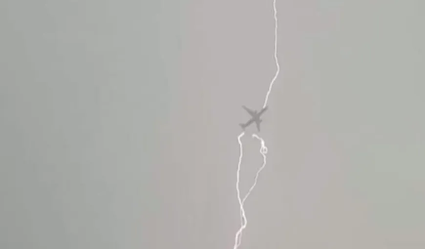 Un avion cu pasageri a fost lovit de fulger VIDEO