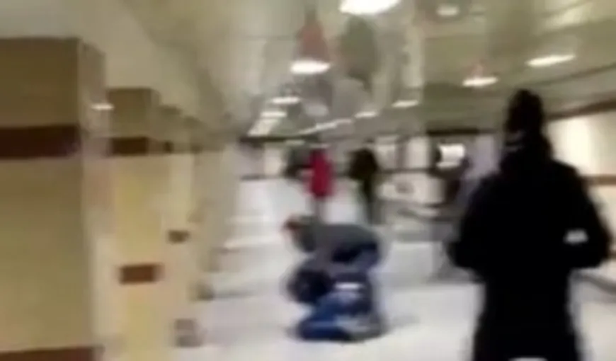 Huliganii s-au luat de un tânăr la metrou. Mare greşeală, era fost luptător MMA