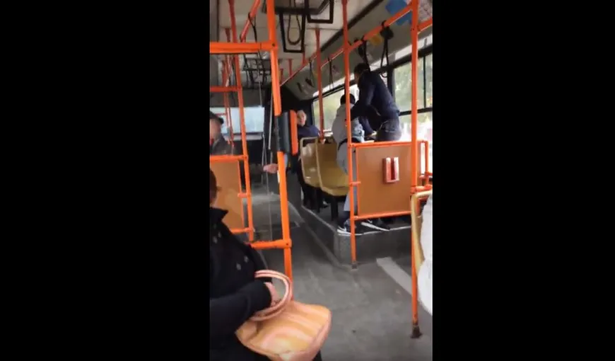 Scene halucinante într-un mijloc de transport în comun. Un bătrân este lovit de un tânăr pentru că i-a cerut să nu fumeze în autobuz
