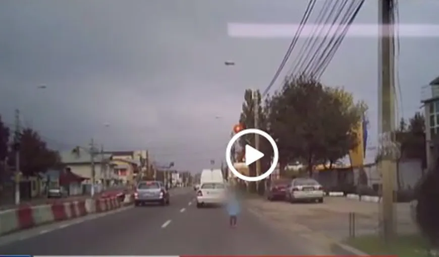 Imagini halucinante, surprinse de un şofer. Un copil de trei ani apare brusc în faţa maşinilor VIDEO