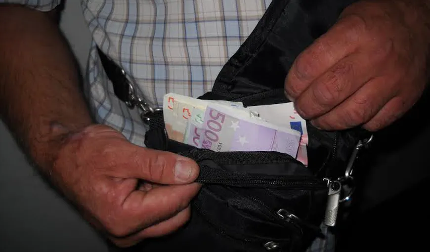 Un cioban a furat 8000 de euro de la un pasager dintr-un tren şi a dat de băut la tot satul