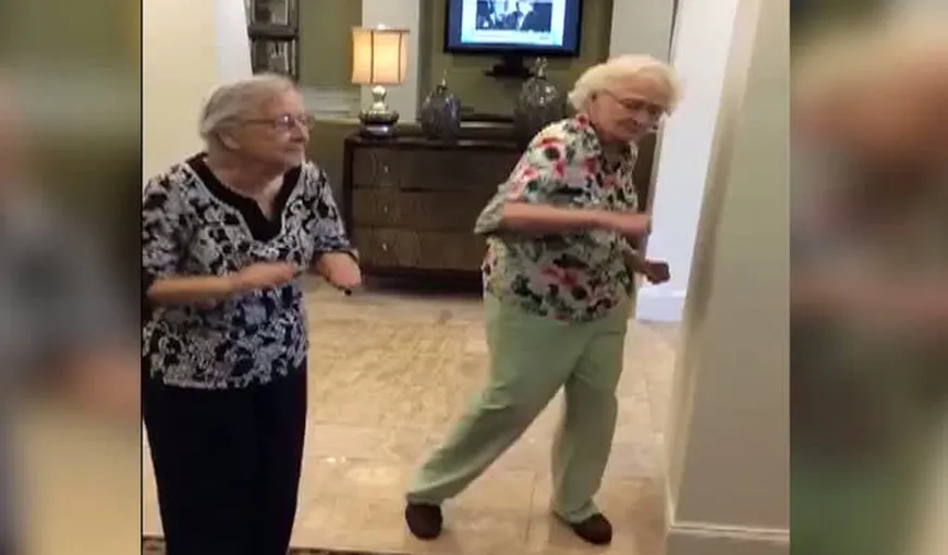 Distracţia nu ţine cont de vârstă! Două bunicuţe au rupt ringul de dans VIDEO