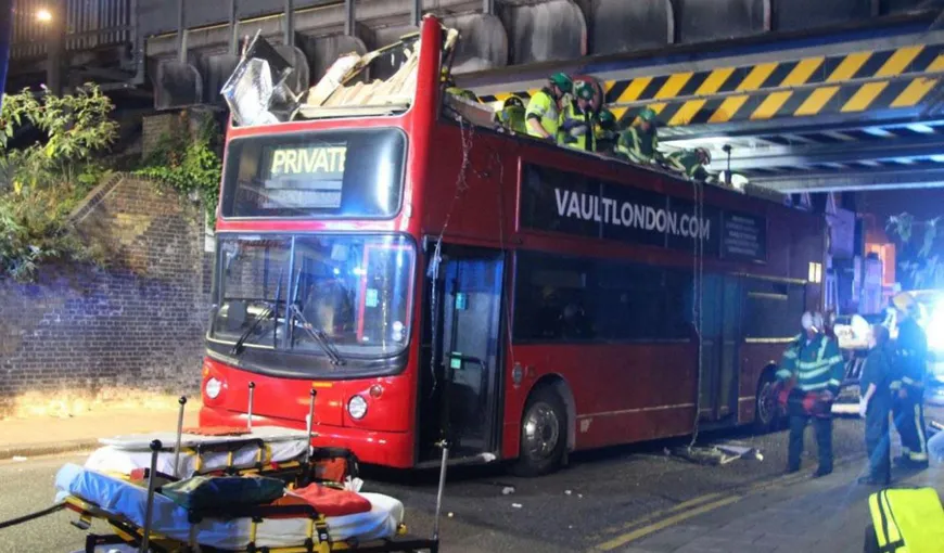 Autorităţile britanice anunţă 26 de răniţi, după ce un autobuz supraetajat s-a izbit de un pod londonez