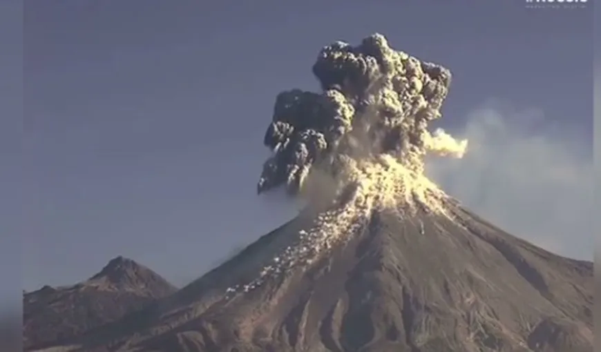 Trei erupţii ale vulcanului Colima au închis un aeroport din Mexic. Nor de cenuşă de 2 km