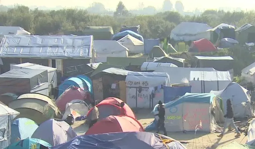 Francezii au început demolarea JUNGLEI din Calais: Migranţii au părăsit tabăra improvizată