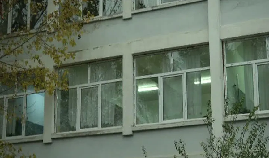O elevă de la un liceu din Craiova s-a aruncat de la primul etaj al şcolii. Adolescenta a fost transportată de urgenţă la spital