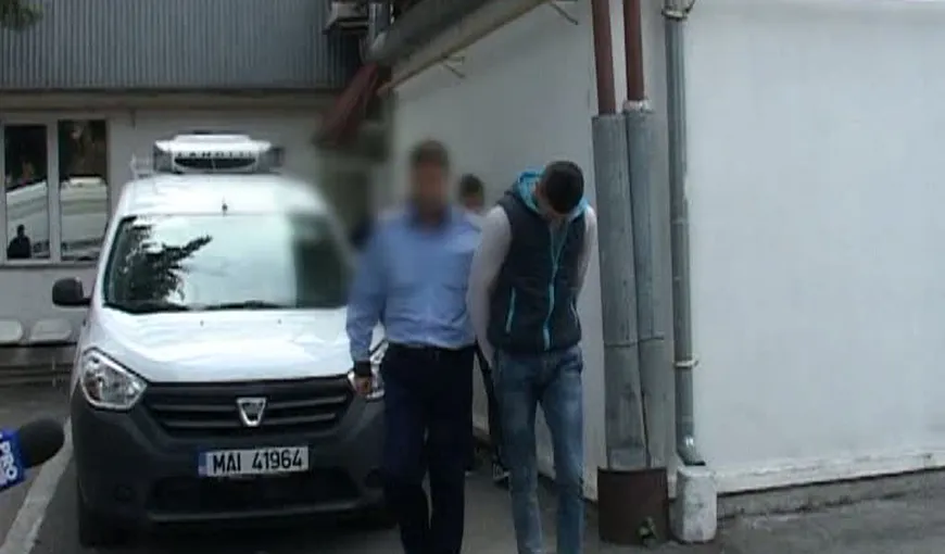 Trei tineri din Piteşti, reţinuţi după ce au furat mai multe maşini VIDEO