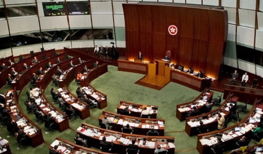 Hong Kong: Tensiuni între deputaţii din Parlament pe tema separării de China