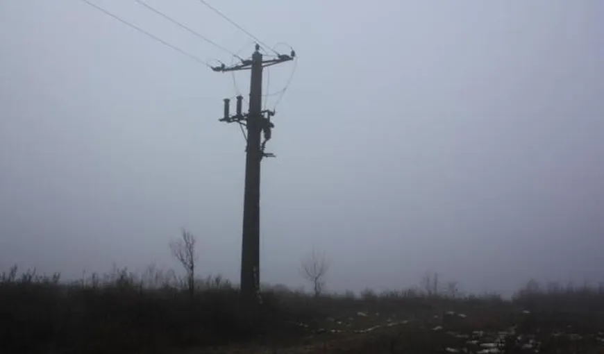 Un bărbat din Vaslui a murit electrocutat după ce a atins firele unei reţele de electricitate cu o scară. A fost deschisă o anchetă