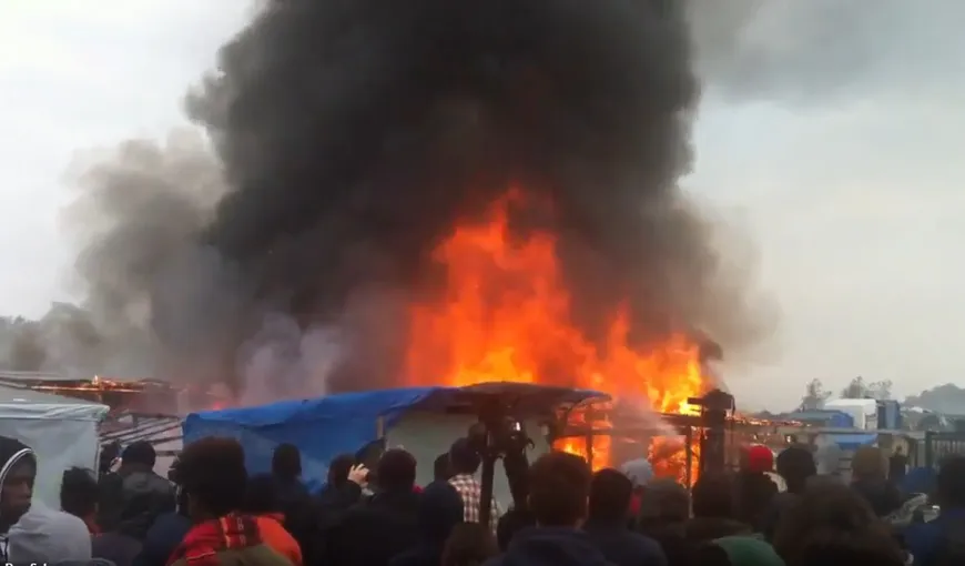 Mai multe incendii au izbucnit în tabăra de la Calais, în timp ce autorităţile continuă evacuarea