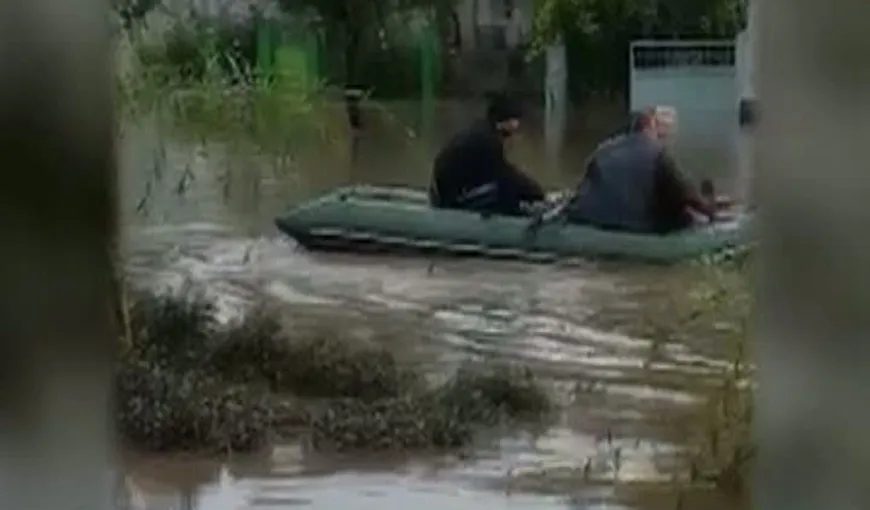 COD ROŞU de intervenţie în Galaţi. O localitate a fost EVACUATĂ din cauza inundaţiilor. MAI: Evacuaţii au hrană şi adăposturi VIDEO