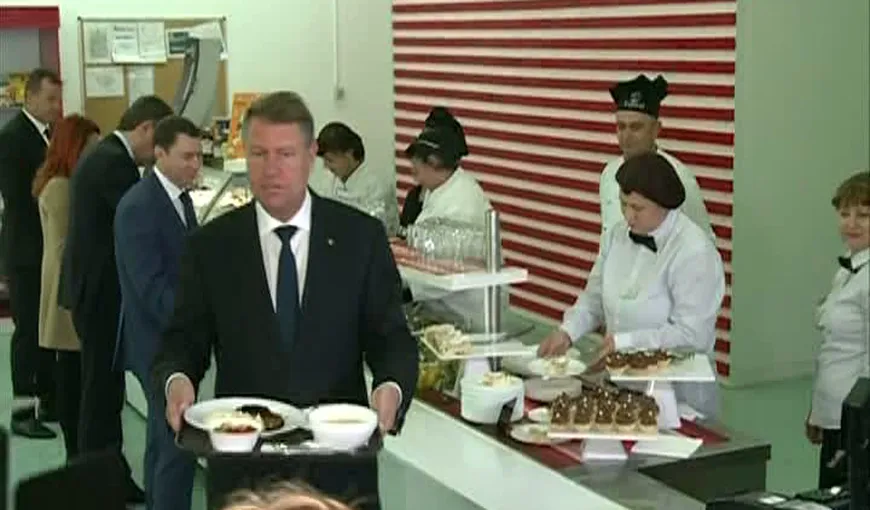 Klaus Iohannis a luat masa la cantină. Ce meniu a avut preşedintele VIDEO