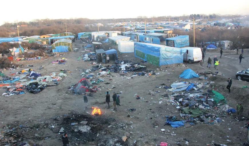 JUNGLA din Calais: Peste 2.000 de refugiaţi au fost evacuaţi din tabăra improvizată