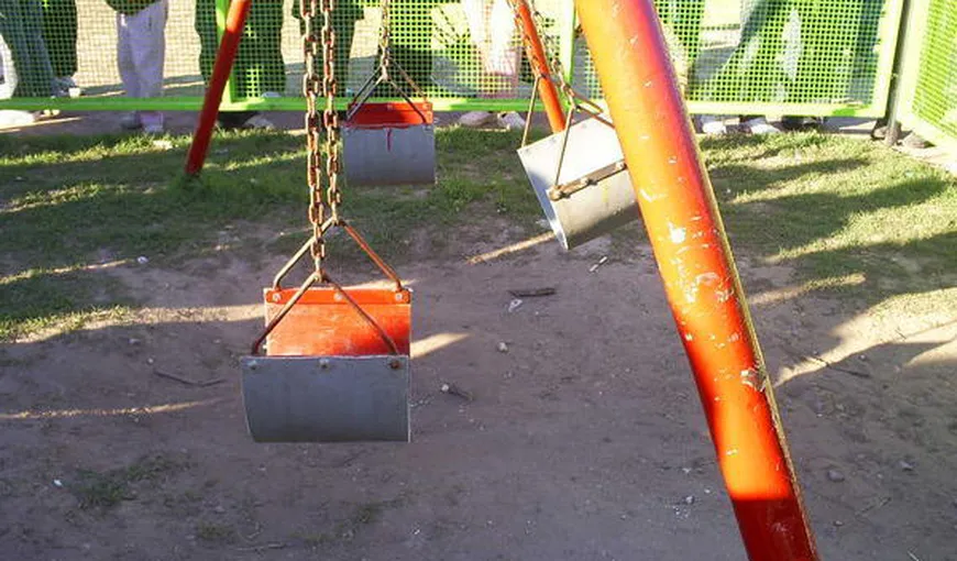 Balansoarul bântuit. Într-un parc din Toulouse a fost filmat un leagăn care mişcă singur VIDEO