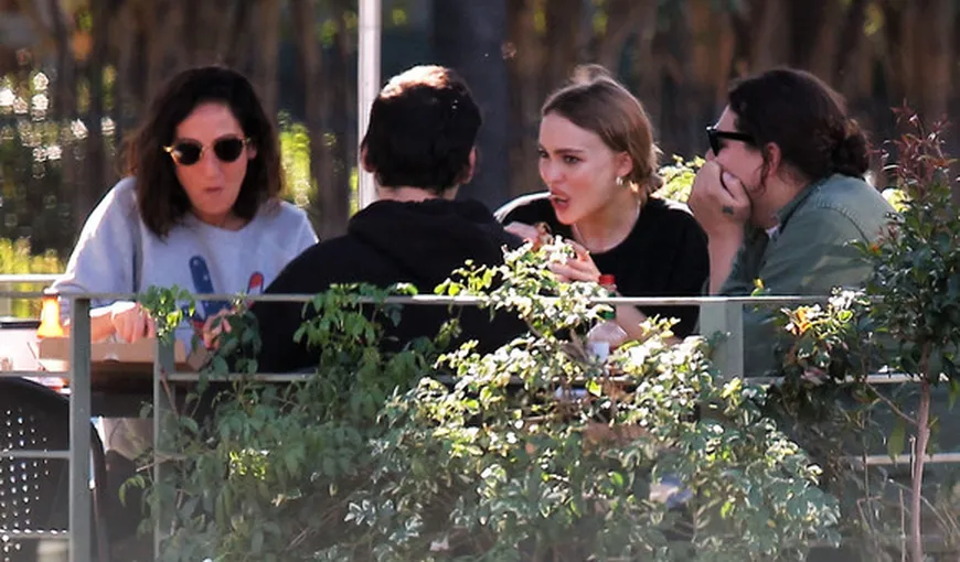 Fiica lui Johnny Depp, semne obscene pe stradă