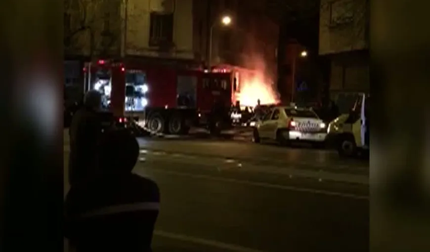 Maşină în flăcări în Capitală. Autoturismul a ars în totalitate