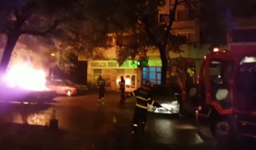 ALERTĂ în Capitală. O maşină a fost incendiată VIDEO