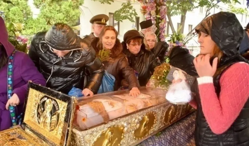 Sute de pelerini aşteaptă la rând pentru a se închina la moaştele Sf. Cuvioase Parascheva