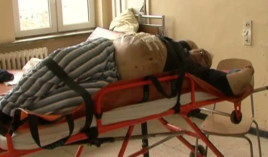 Bărbat de 250 de kilograme abandonat de medici în faţa spitalului