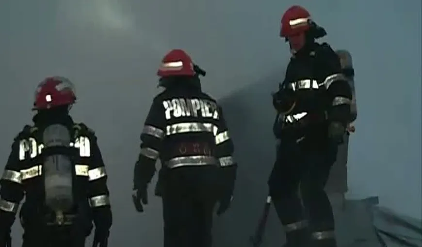 Incendiu violent în Caraş-Severin. Două persoane au fost transportate la spital