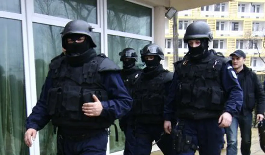 Descindere în forţă în Capitală. Poliţiştii au găsit o adevărată fabrică de haine contrafăcute într-un apartament din Bucureşti