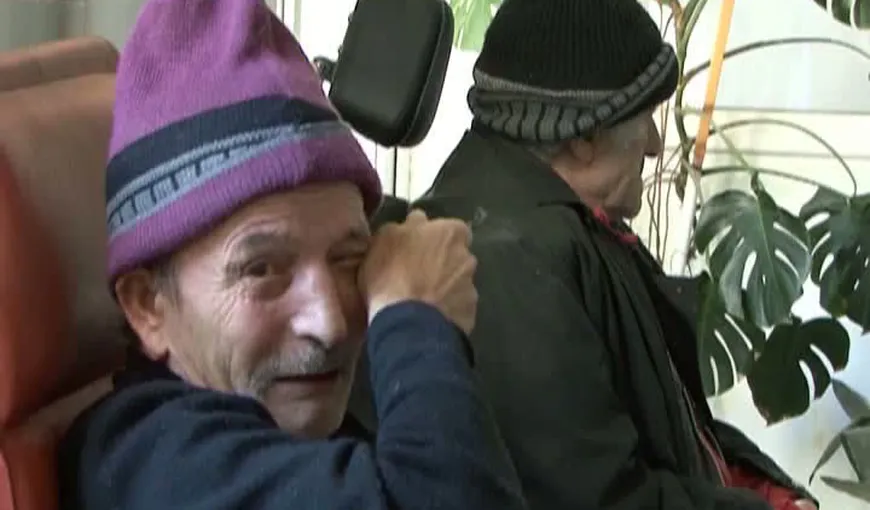 Bătrâni evacuaţi în lacrimi dintr-un azil. Imaginile va vor face sufletul bucăţi VIDEO EMOŢIONANT