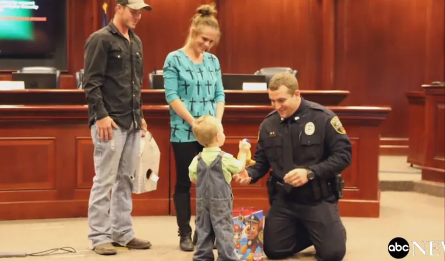Un filmuleţ cu un poliţist care salvează un băieţel a devenit viral pe Internet