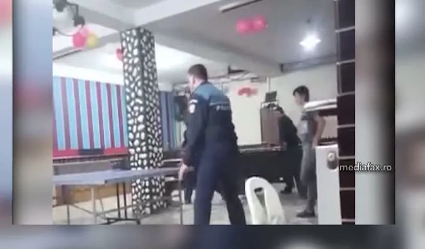 Poliţişti în uniformă, surprinşi în timp ce se distrau într-un bar VIDEO