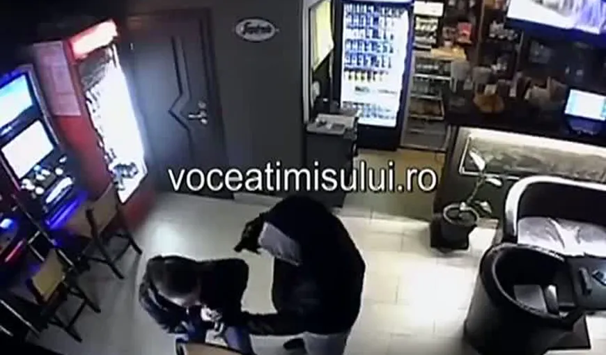 Scene de groază într-o cafenea. Un bărbat le-a ameninţat cu pistolul pe angajate VIDEO