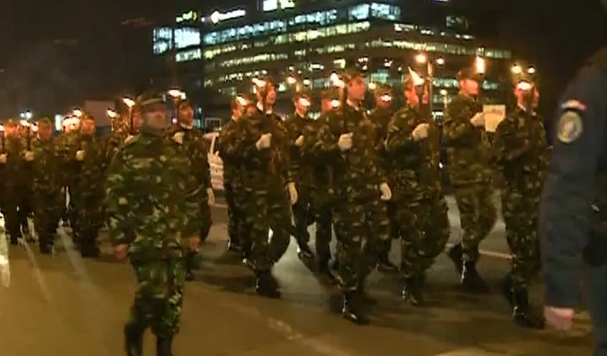 Ceremonie spectaculoasă de Ziua Armatei. Militarii s-au retras cu torţe VIDEO