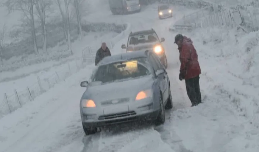 Zeci de familii dintr-un sat din Munţii Apuseni, blocate din cauza troienelor de zăpadă