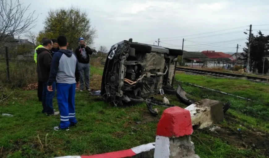 Maşină, lovită de tren în Constanţa. Pasagerul a sărit din autoturism în momentul impactului VIDEO