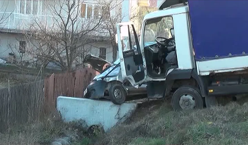 O femeie şi-a pierdut viaţa, iar nepotul său este în stare gravă, în urma unui accident rutier în Argeş VIDEO
