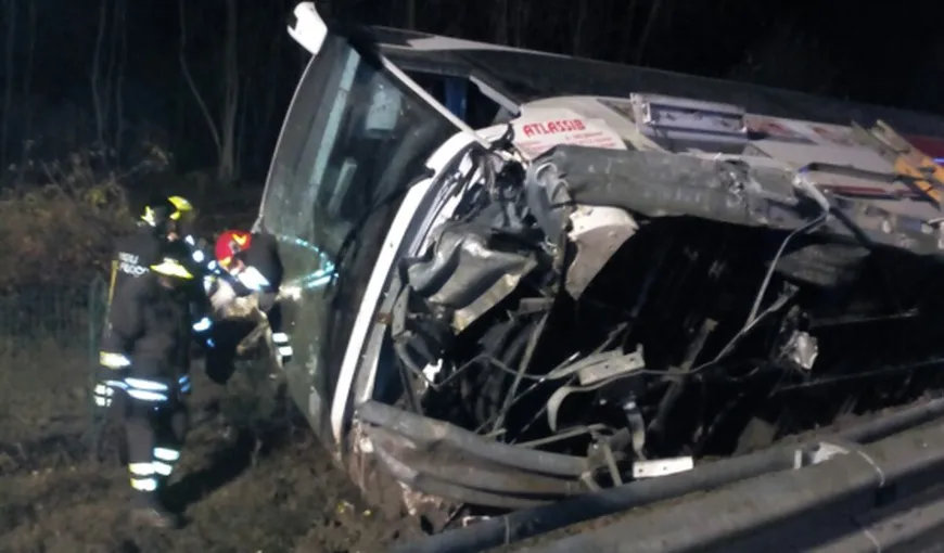 Un autocar plin cu români s-a răsturnat la graniţa dintre Italia şi Slovenia. Opt pasageri au fost răniţi VIDEO