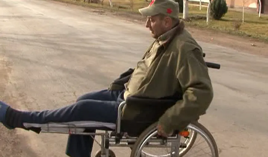 SITUAŢIE INCREDIBILĂ în Arad. Un bărbat în cărucior, batjocorit de autorităţi după un accident VIDEO