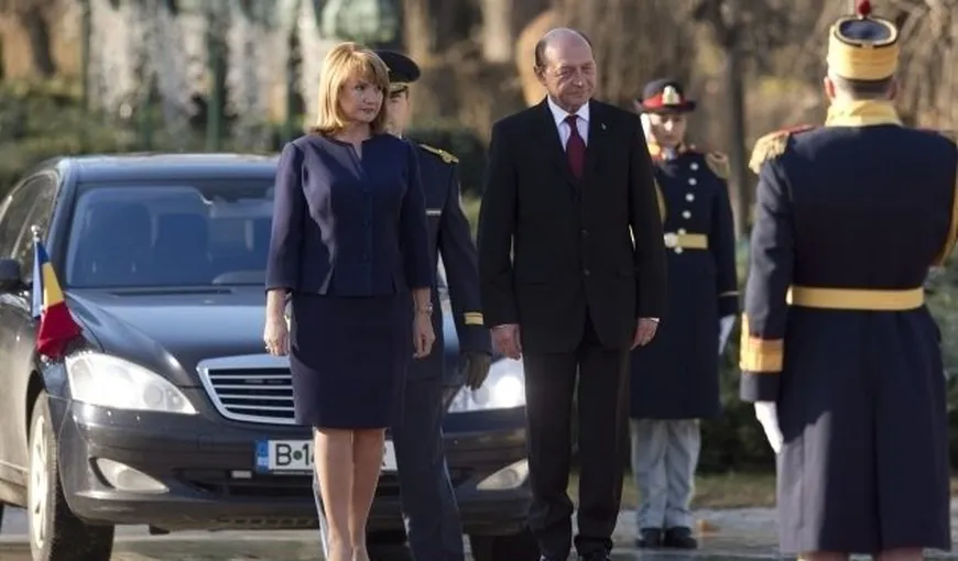Soţii Traian şi Maria Băsescu depun jurământul pentru a deveni cetăţeni moldoveni. Fostul preşedinte vrea să voteze în turul 2