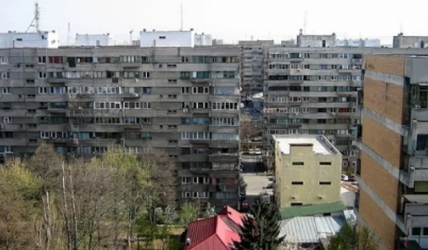 PAGUBE noi în Bucureşti din cauza vântului puternic de duminică: porţiuni din faţada unui bloc s-au desprins VIDEO